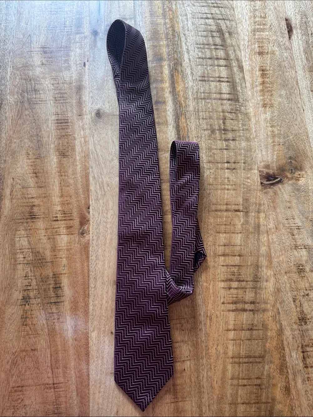 BOSS HUGO BOSS MADE IN ITALY Men's burgundy maroon red Zigzag Pattern Silk Tie